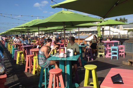 Vrolijke kleuren op sunset pier, Key West